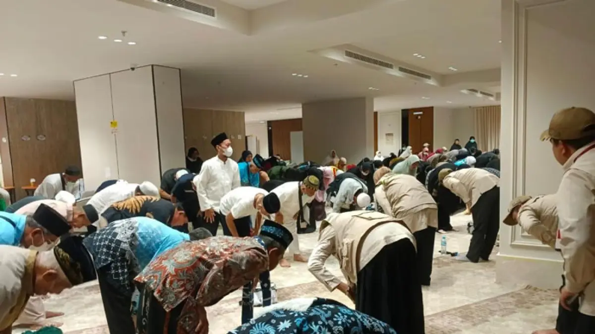  JCH Siak melaksanakan senam lansia di Hotel Raihaniya Al-Huda-Syisyah-Mekkah, Senin (28/5/2026). (Kemenhaj Siak untuk Riaupos.co)

