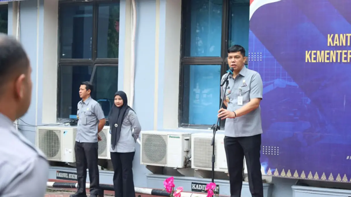 Kakanwil Kemenkum Riau Rudy Hendra Pakpahan memberikan arahan saat Apel pada Senin (18/5/2026). (Humas Kanwil Kemenkum Riau untuk Riaupos.co)