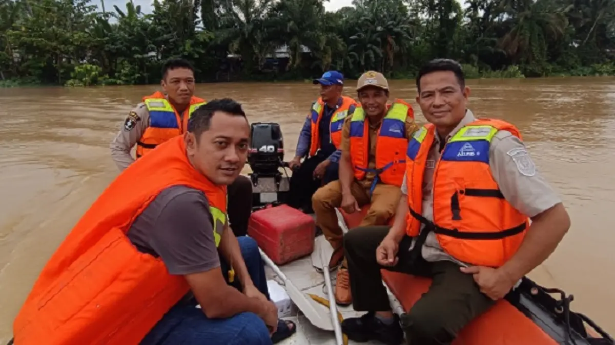 Kalaksa BPBD Kabupaten Inhu, Mulyadi (kanan) bersama personel saat melakukan pencarian korban, Senin (18/5/2026). (BPBD Inhu)