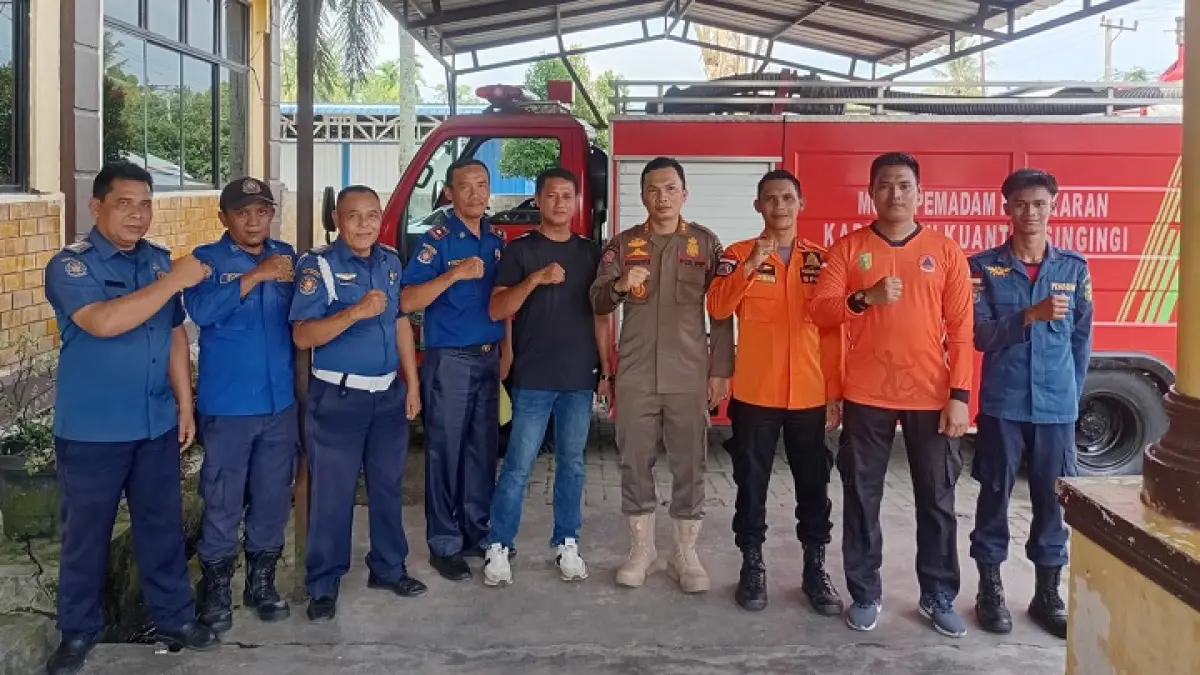 Kasat Pol PP-PKP Kuansing, Rio Kasyter Wandra bersama personel menyerahkan satu unit mobil Damkar ke Kecamatan Cerenti, Senin (18/5/2026) siang. (Istimewa)