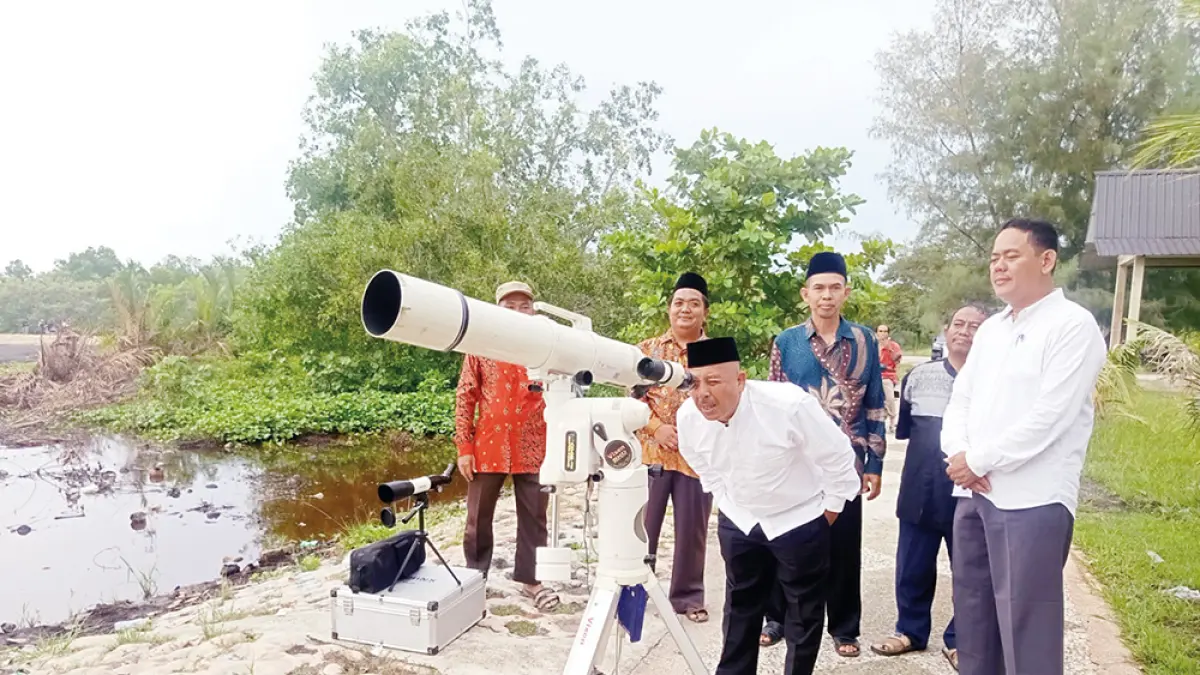Kepala Kantor Wilayah Kementerian Agama Provinsi Riau Muliardi saat melakukan pemantauan rukyatulhilal awal Zulhijah 1447 Hijriah di Pantai Selatbaru, Kecamatan Bantan, Kabupaten Bengkalis, Ahad (17/5/2026). (KEMENAG RIAU)
