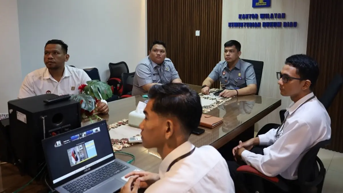 Kepala Kanwil Kemenkum Riau Rudy Hendra Pakpahan, didampingi sejumlah pejabat, mengikuti Policy Talks Nasional secara virtual pada Senin (18/5/2026). (Humas Kanwil Kemenkum Riau)