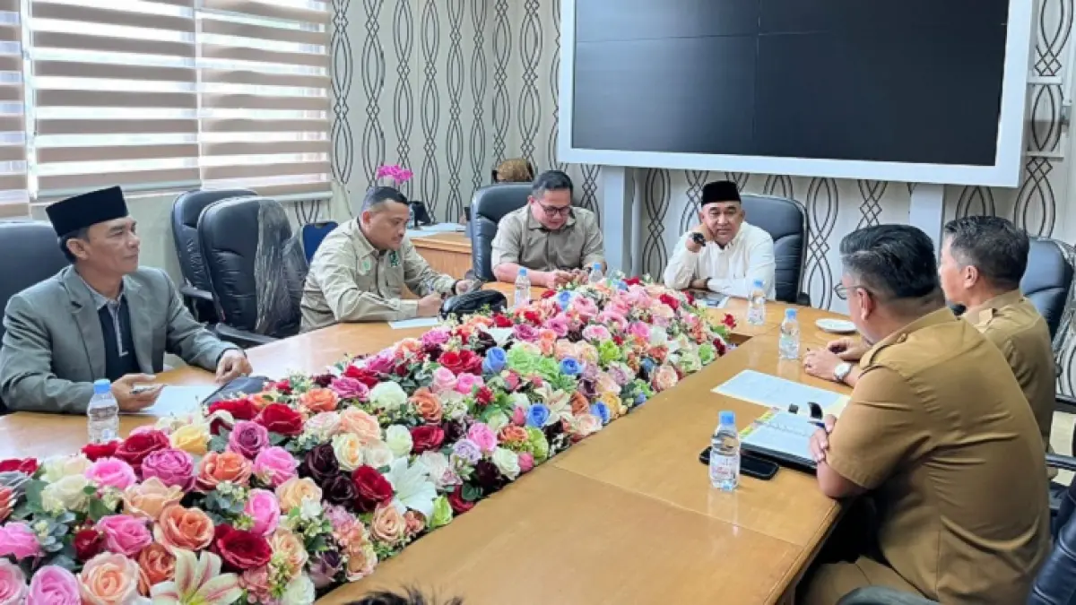 Ketua Komisi II DPRD Kampar, Tony Hidayat saat&nbsp; memimpin rapat dengar pendapat (RDP) bersama pihak RSUD dan Dinas Kesehatan Kabupaten Kampar, di ruang rapat Komisi II DPRD Kampar, Senin (18/5/2026).(Kamaruddin/Riaupos.co)