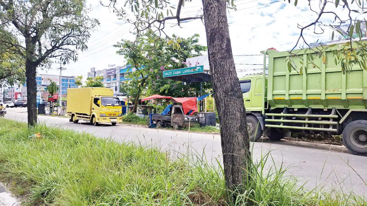 Kondisi halte bus Trans Metro Pekanbaru di Jalan Soekarno-Hatta yang menjadi lokasi parkir kendaraan sehingga tidak bisa digunakan, Sabtu (16/5/2026). (Prapti Dwi Lestari)