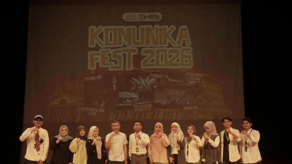 Panitia Pelaksana berfoto bersama Dekan Fakultas Ilmu Sosial dan Ilmu Politik Universitas Meyzi Herianto, beserta dosen penanggung jawab, pada Jumat (15/5/2026). (Istimewa)
