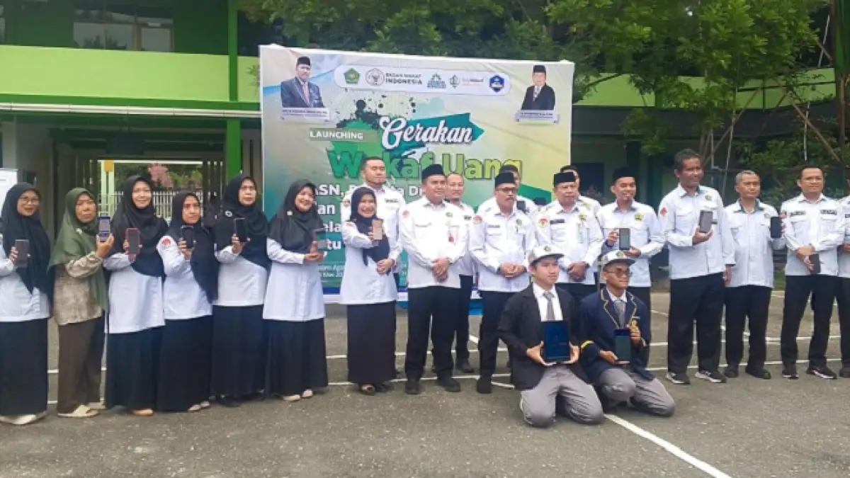 Para pimpinan Kemenag Kota Pekanbaru, pimpinan sekolah, masyarakat sekitar sekolah dan perwakilan siswa foto bersama usai launching gerakan wakaf uang di MAN 2 Pekanbaru, Senin (18/5/2026). (Herianto Baserah/Riau Pos)