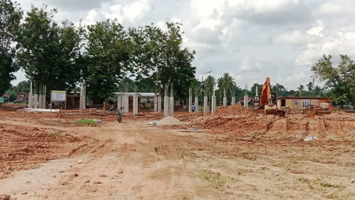 Pekerjaan astaqa utama MTQ Riau di eks Pasar Bawah Teluk Kuantan, Senin (18/5/2026) terus dikebut. (Desriandi Candra/Riaupos.co)