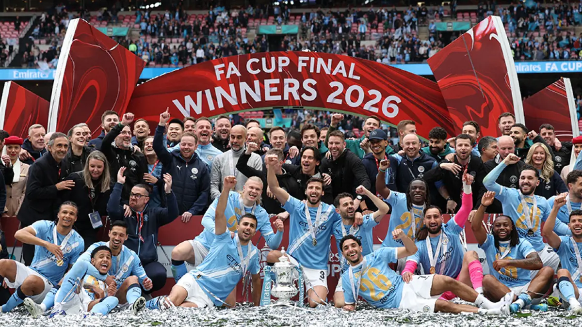 Pemain dan staf Manchester City merayakan kemenangan  setelah menjadi juara Piala FA  melawan Chelsea  di Stadion Wembley London, Ahad (17/5/ 2026). (ADRIAN DENNIS/AFP)