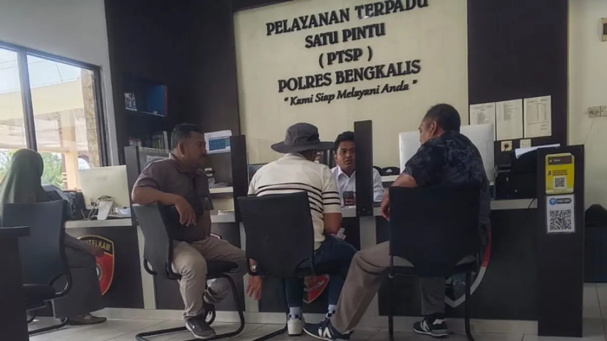 Pemilik lahan bersama saksi pengancaman  membuat laporan polisi di Polres Bengkalis, Senin (18/5/2026). (Abukasim/Riaupos.co)