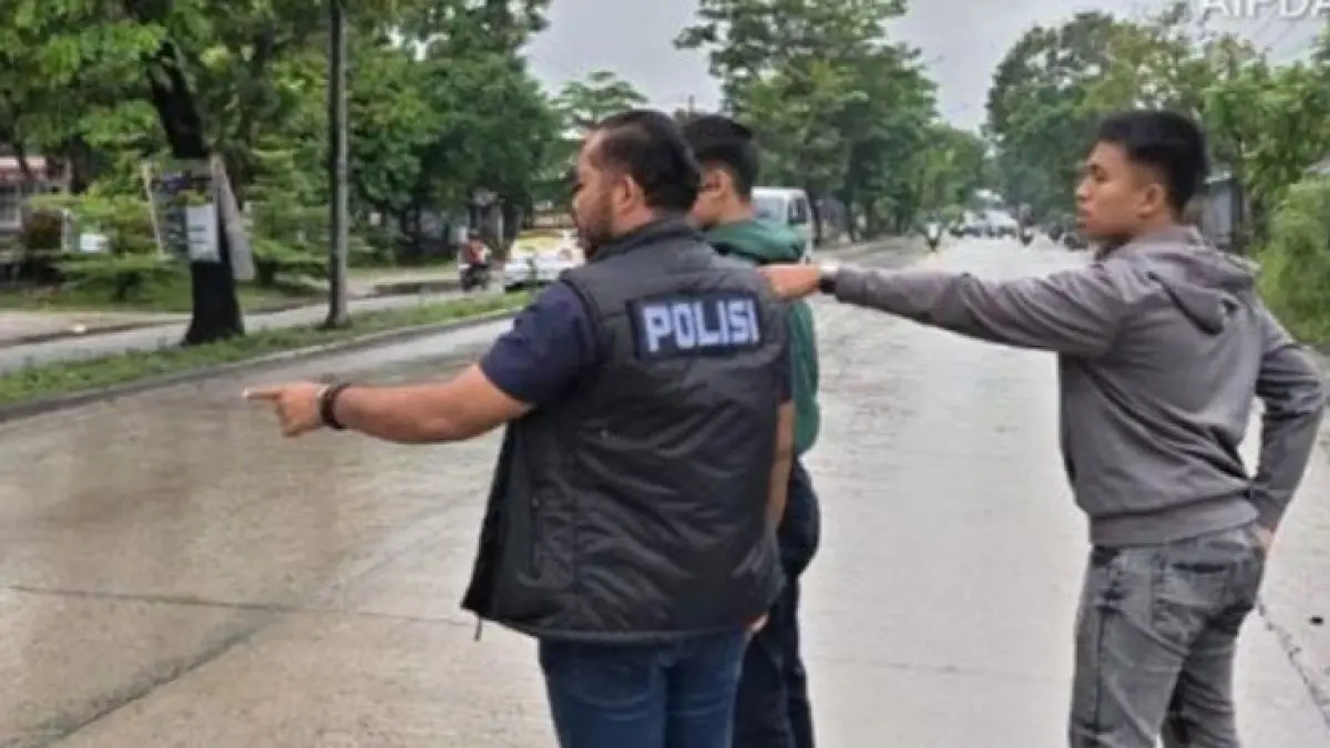 Petugas saat melakukan olah TKP di Jalan Soekarno-Hatta Pekanbaru. (Polsek Bina Widya untuk Riaupos.co)