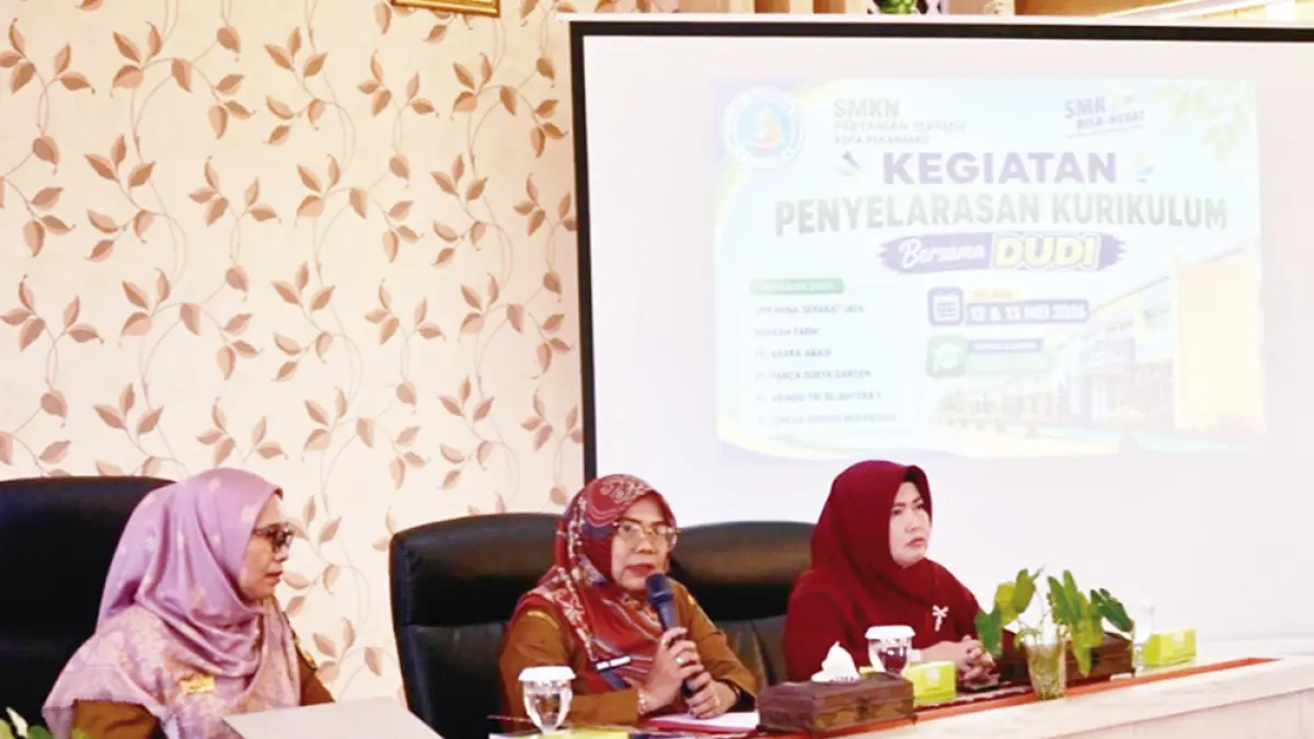Plt Kepala SMKN Pertanian Terpadu Pekanbaru Elvita Herasanty SIP MPd (tengah) saat membuka kegiatan penyelarasan kurikulum, Selasa (12/5/2026). (SMKN Pertanian)