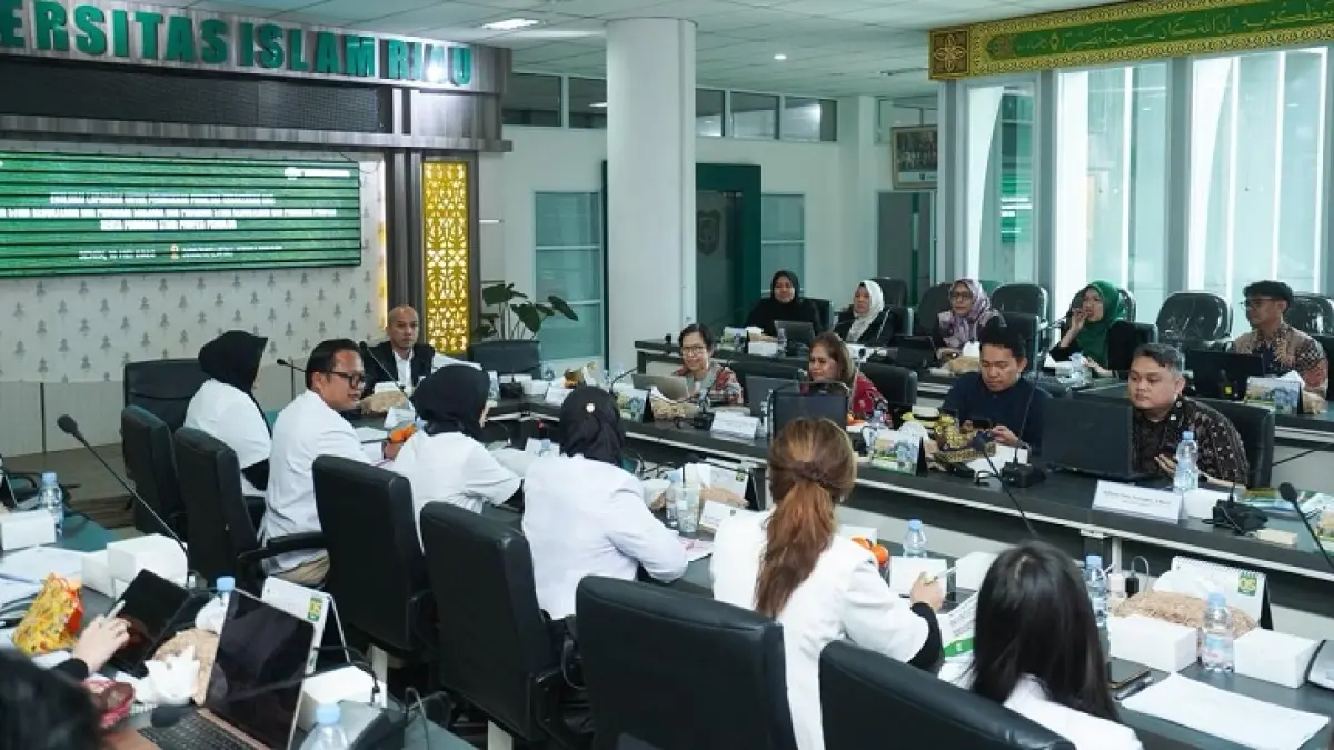 Rapat bersama tim evaluator membahas prodi kedokteran gigi UIR, Senin (18/5/2026). (Humas UIR)