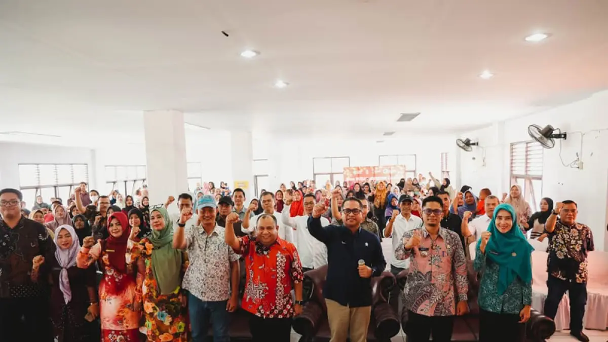 Region Head PTPN IV Regional III Bambang Budi Santoso (empat kanan) foto bersama saat menghadiri program pengentasan stunting di Rokan Hulu, beberapa waktu lalu. (Humas PTPN IV Regional III)

