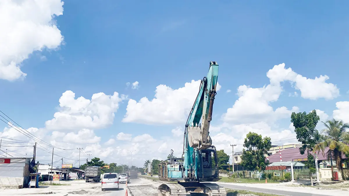 Satu unit alat berat jenis ekskavator milik Balai Pelaksana Jalan Nasional memperbaiki ruas jalan Riau-Sumatera Barat, belum lama ini. (BPJN Riau)