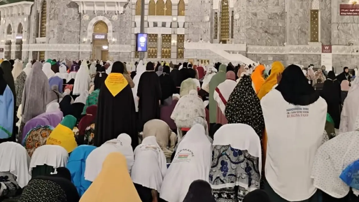 Selain kegiatan manasik di masjid hotel, jemaah masih pulang pergi salat berjemaah di Masjidilharam. (Istimewa)