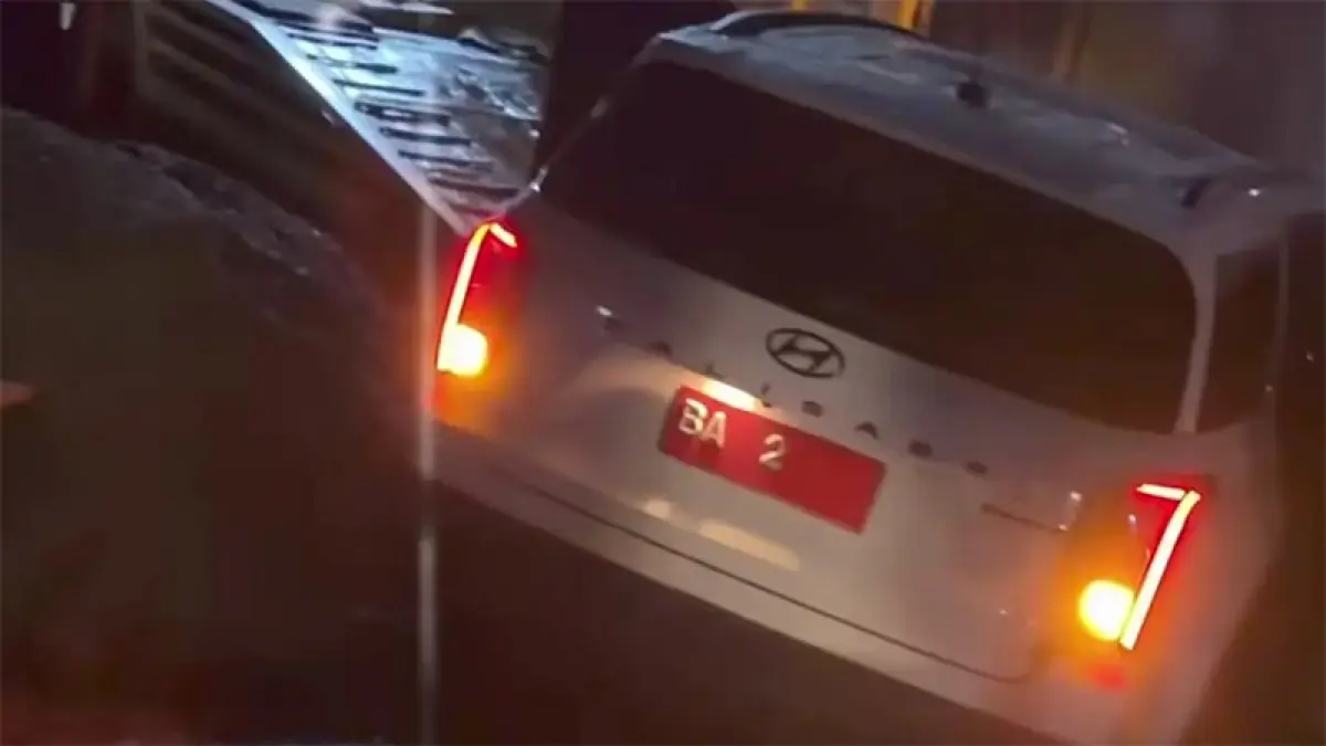 Tangkapan layar mobil Wagub Vasko Ruseimy terlibat kecelakaan saat perjalanan dinas dari Solok Selatan menuju Padang. (Instagram @vasco_ruseimy)

