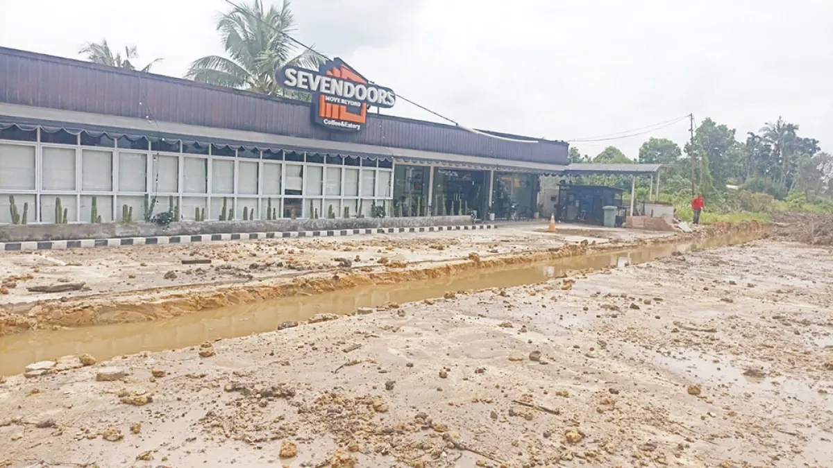 Untuk menjaga aset tanah milik Pemko Pekanbaru, parit selebar 1,5 meter dan panjang 1 kilometer digali di lahan seluas 8 hektare di Jalan Sudirman Ujung, baru-baru ini. (pemko pekanbaru)