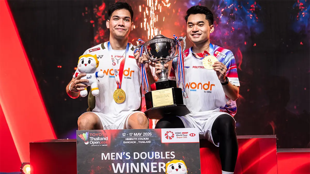 Pebulutangkis ganda putra Indonesia Leo Rolly Carnando dan Daniel Marthin berpose dengan trofi setelah menang melawan Chirag Shetty dan Satwiksairaj Rankireddy dalam pertandingan final ganda putra Thailand Open di Bangkok, Ahad  (17/5/2026). (CHANAKARN LAOSARAKHAM /AFP)