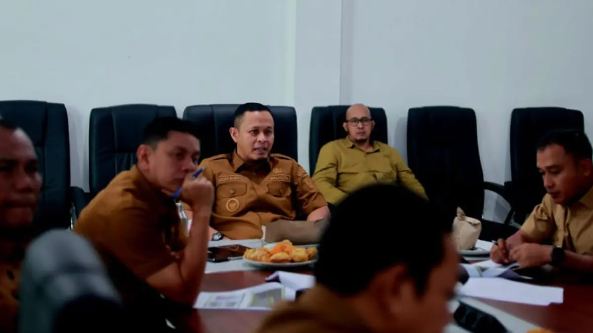 Wako Pekanbaru Agung Nugroho memimpin pertemuan dengan pimpinan OPD yang membahas berbagai persoalan di Kota Pekanbaru di Kantor TRC 112 Pekanbaru, Jalan Melur, Senin (18/5/2026). (Istimewa) 