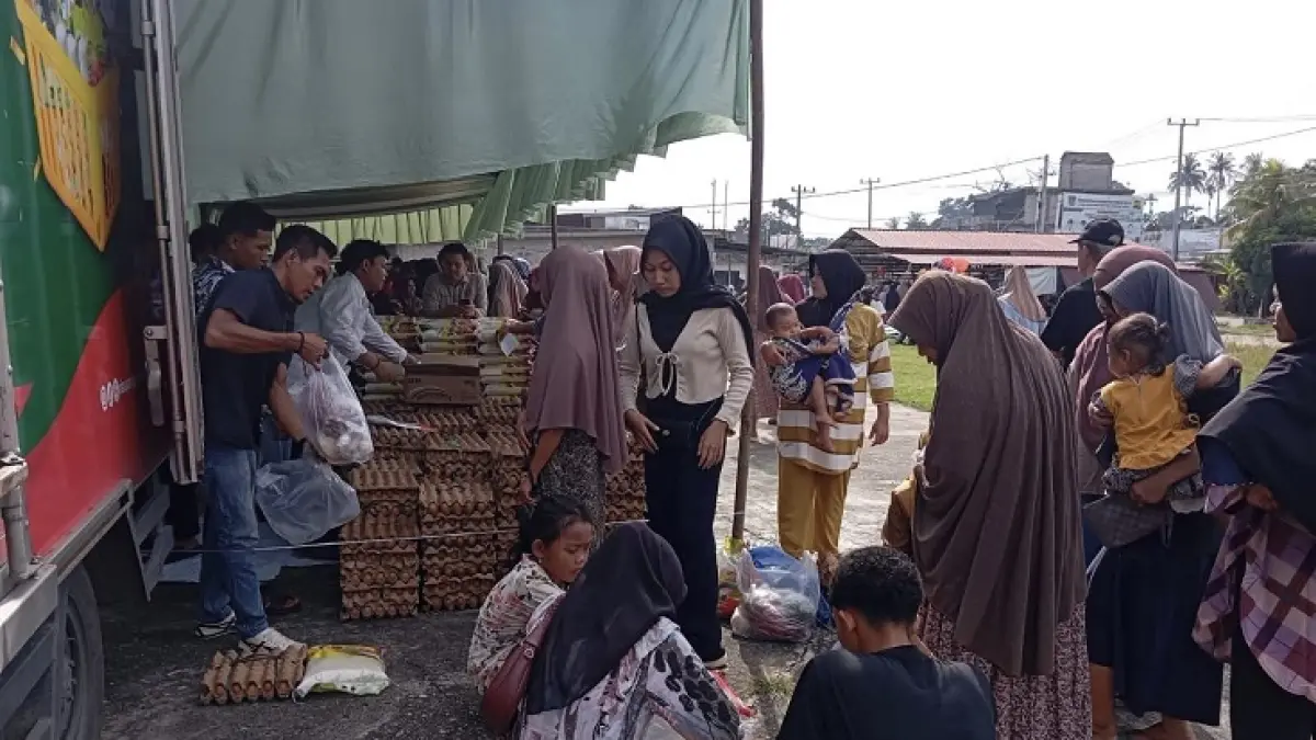 Warga antre dengan tertib membeli sejumlah kebutuhan sembako dalam kegiatan operasi pasar di halaman Kantor Camat Rambah Hilir, Senin (18/5/2026). (Disperindag Rohul untuk Riaupos.co)