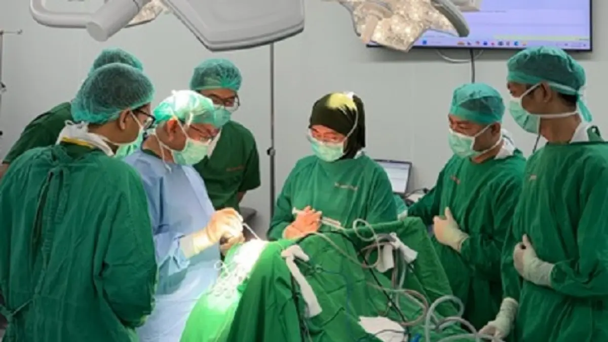 Tim dokter spesialis RS Awal Bros Group saat tindakan bedah epilepsi. Intervensi dini yang dilakukan pada pasien berusia 8 tahun ini berhasil mengatasi kondisi epilepsi kebal obat (drug-resistant epilepsy) yang dideritanya selama 6 tahun, guna menyelamatkan tumbuh kembang kognitif masa depan anak, Selasa (19/5/2026). (RS Awal Bros Group for Riau Pos)