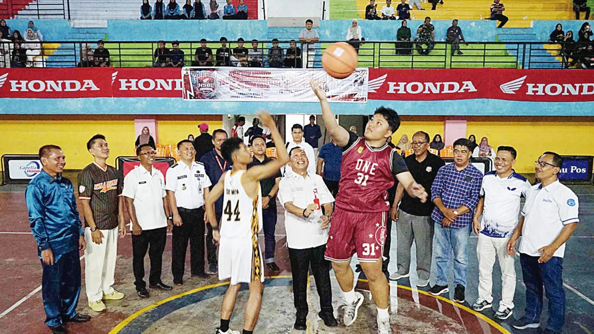 Asisten III Setda Kuansing Drs Azhar MM disaksikan Direktur Riau Pos Asmawi Ibrahim melakukan jump ball saat pembukaan Riau Pos-Honda Students Basketball League (HSBL) Telukkuantan Series 2026, Rabu (13/5/2026).