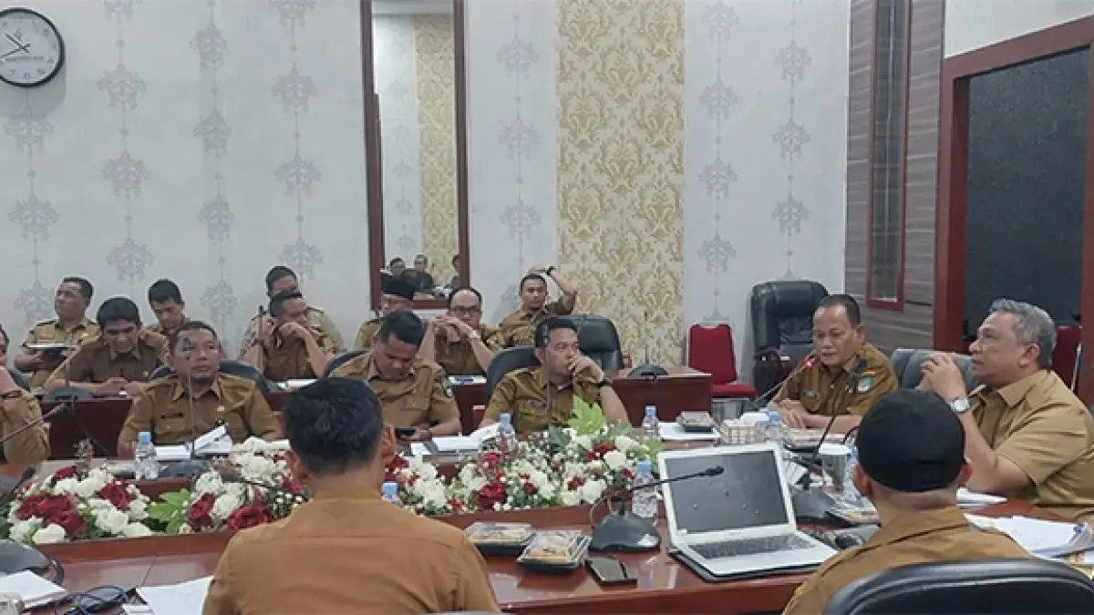 Bupati Anton didampingi Pj Sekda H Yusmar memberikan arahan kepada OPD untuk mengoptimalkan PAD dari pajak di seluruh PKS, Selasa (19/5/2026). Foto Dinas Kominfo Rohul untuk Riaupos.co
