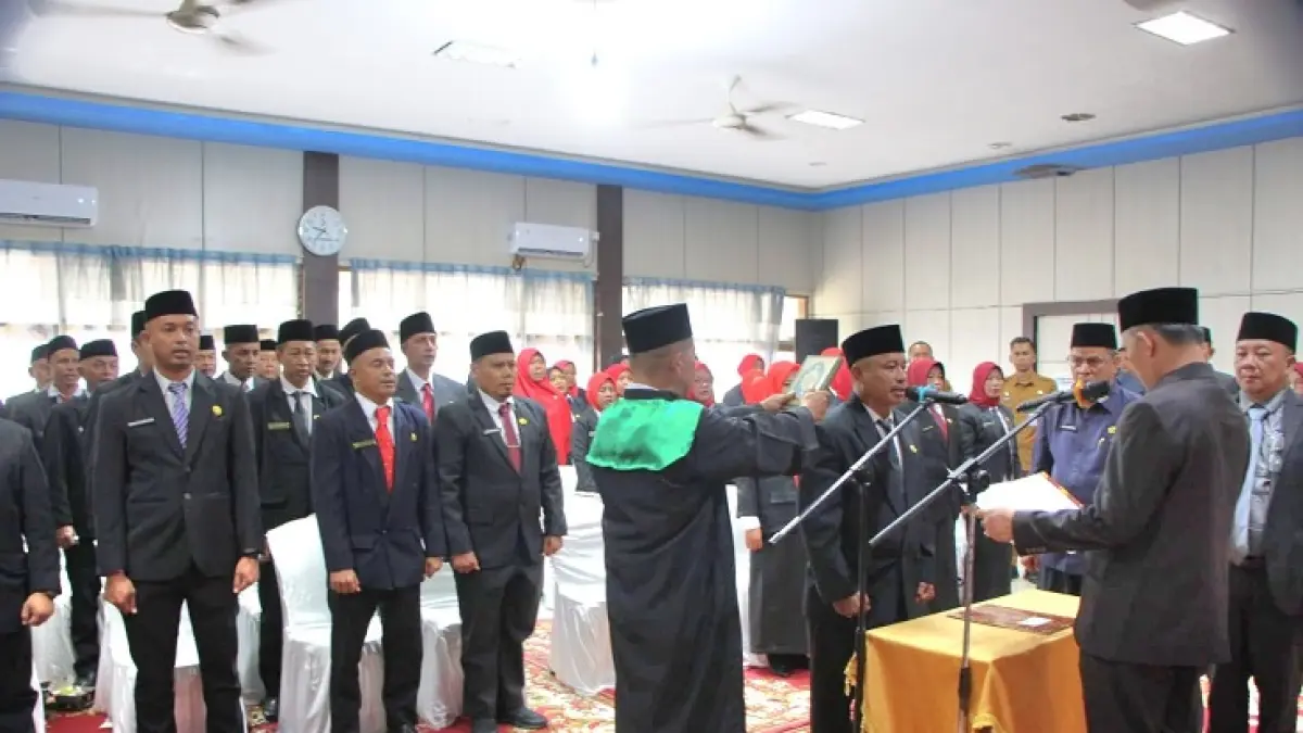 Bupati Inhil, Herman melantik dan mengambil sumpah jabatan 44 Kepala Sekolah di Aula Kantor Dinas Pendidikan Inhil, Selasa (19/5/2027). (Istimewa)