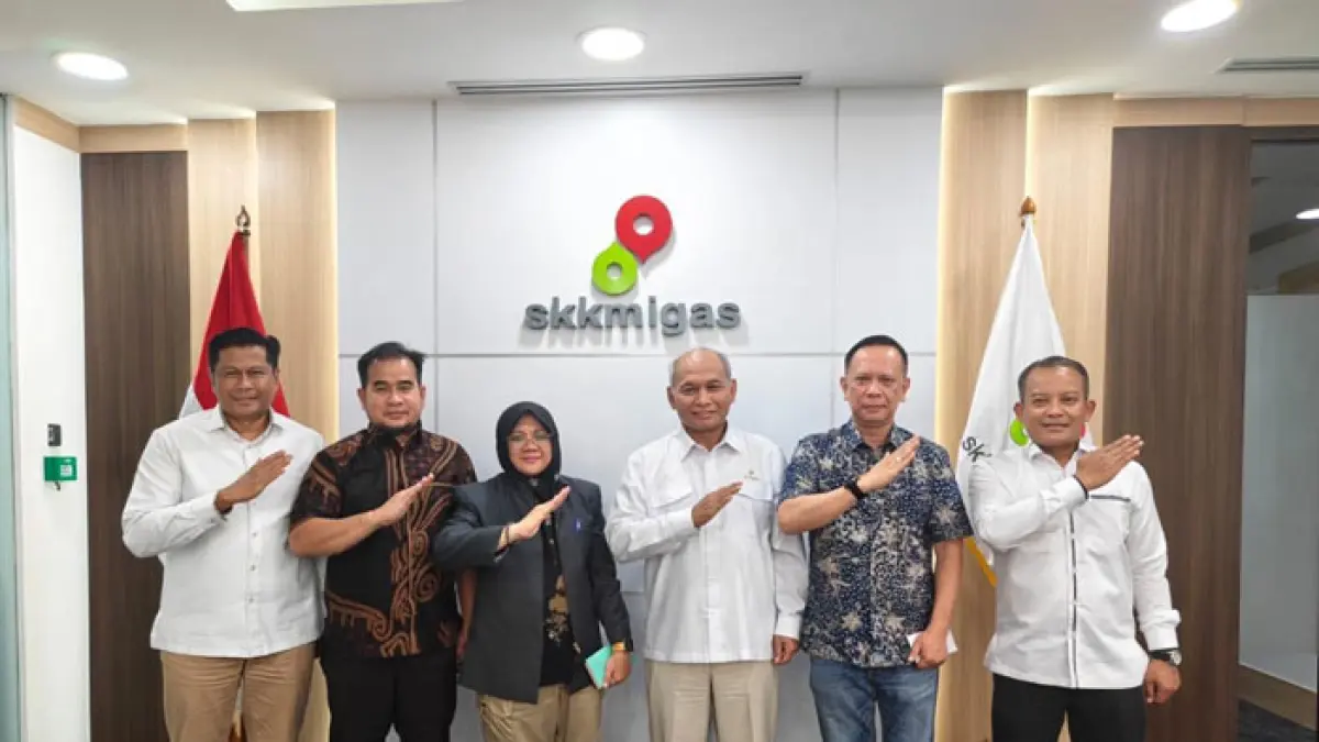 Bupati Siak Afni Z, foto bersama Komisaris PT BSP H Heriyanto, Kepala SKK Migas Djoko Siswanto (tiga kanan) dan dua kandidat Direktur PT BSP, Muttaqin (satu kanan) dan Robi Junipa (dua kiri). (Istimewa)
