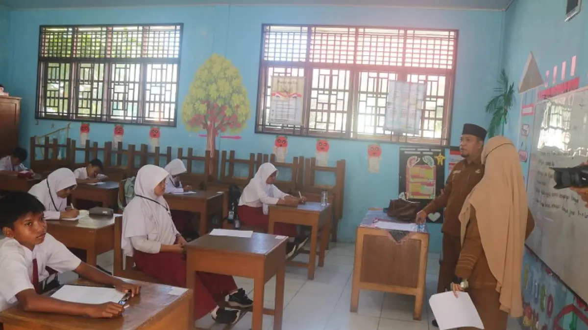 Kasi Kurikulum dan Penilaian Sekolah Dinas Pendidikan dan Kebudayaan (Disdikbud) Rohil, Mustafa saat meninjau di SDN 004 Bagan Timur, menjelang pelaksanaan ujian, Selasa (19/5/2026). (Zulfadhli/Riaupos.co)

&nbsp;