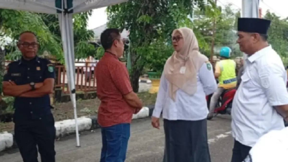Kepala DKP Bengkalis Susi Hartati sedang berbincang dengan pegawai Bulog terkait dengan pengadaan pangan murah di Halaman Kantor DKP Bengkalis. (ISTIMEWA)