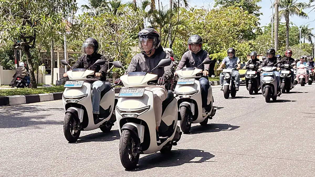 Keseruan safety riding yang digelar PT Capella Dinamik Nusantara Riau dengan menggunakan sepeda motor listri dari Honda, belum lama ini.