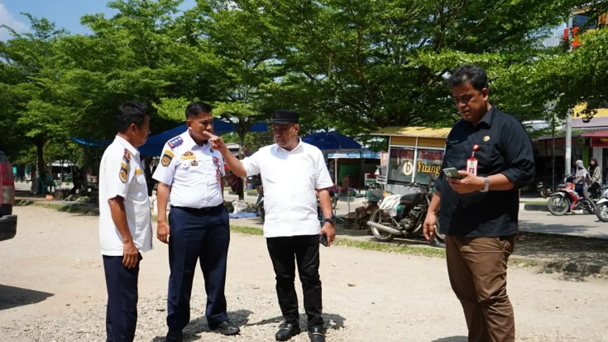 Ketua DPRD Kuansing, H Juprizal SE MSi melakukan&nbsp; peninjauan ruas jalan pasar modern Teluk Kuantan bersama Kepala Dinas PUPR Kuansing Ade Fahrer Arip dan Kepala Dinas Perhubungan Hendri Wahyudi, Selasa (19/5/2026) siang. (Desriandi Candra/Riaupos.co)