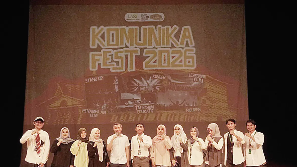 Panitia Pelaksana Komunika Fest 2026 berfoto bersama Dekan Fakultas Ilmu Sosial dan Ilmu Politik Universitas Riau Meyzi Herianto, beserta dosen penanggung jawab, Jumat (15/5/2026). (Panitia Pelaksana Komunika Fest 2026 untuk Riau Pos)