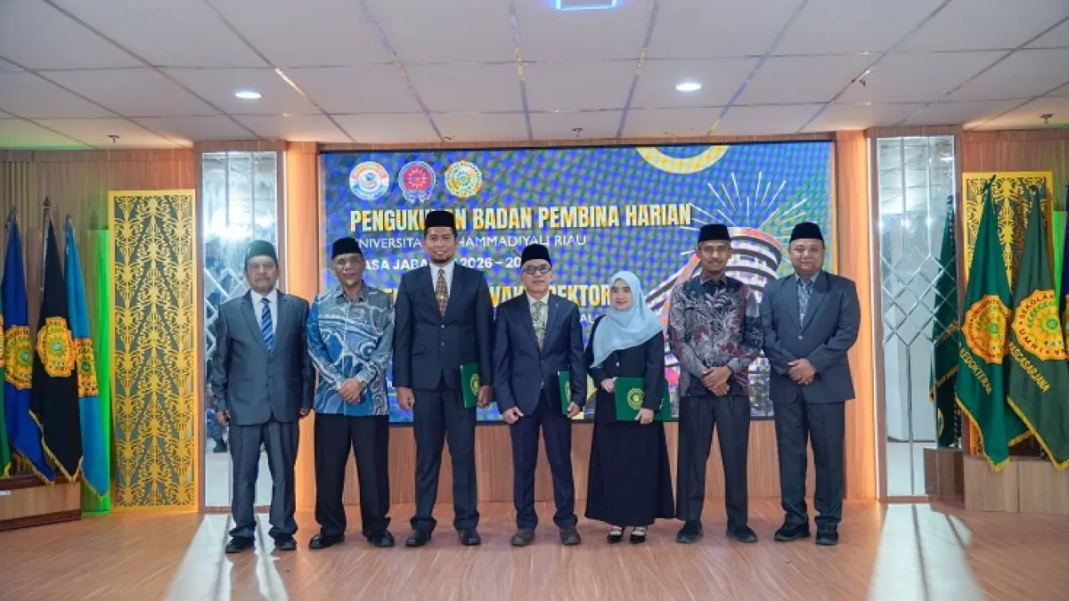 Para pimpinan Umri dan Muhammadiyah foto bersama usai pelantikan para Wakil Rektor, Selasa (19/5/2026). (Humas Umri untuk Riau Pos)&nbsp;