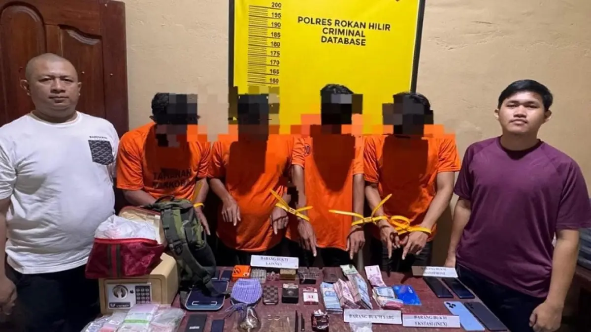 Para tersangka yang diamankan Polsek Bangko Pusako. (Polres Rohil)