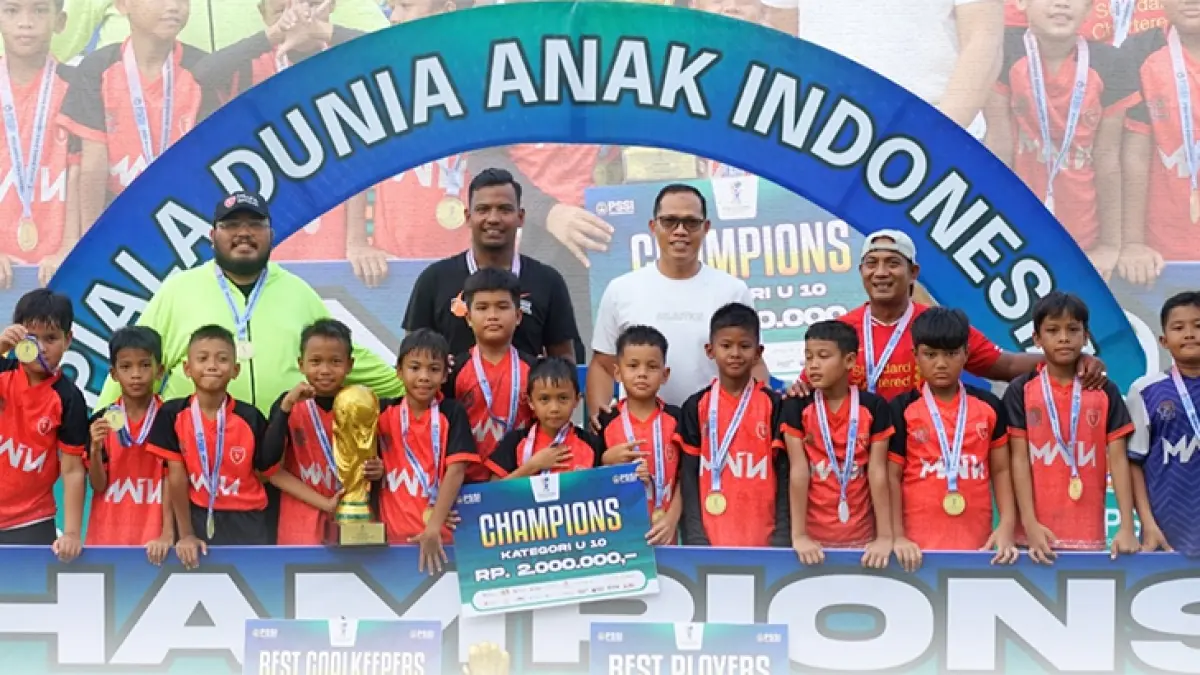 Pemain, Pelatih dan ofisial INAFA foto bersama Direkrur Kompetisi PSSI Riau M Isnaini di Stadion Gelora Hang Tuah Sport Center Tenayan Raya Kulim, Pekanbaru, Ahad (17/5/2026). PSSI PEKANBARU UNTUK RIAUPOS.CO
