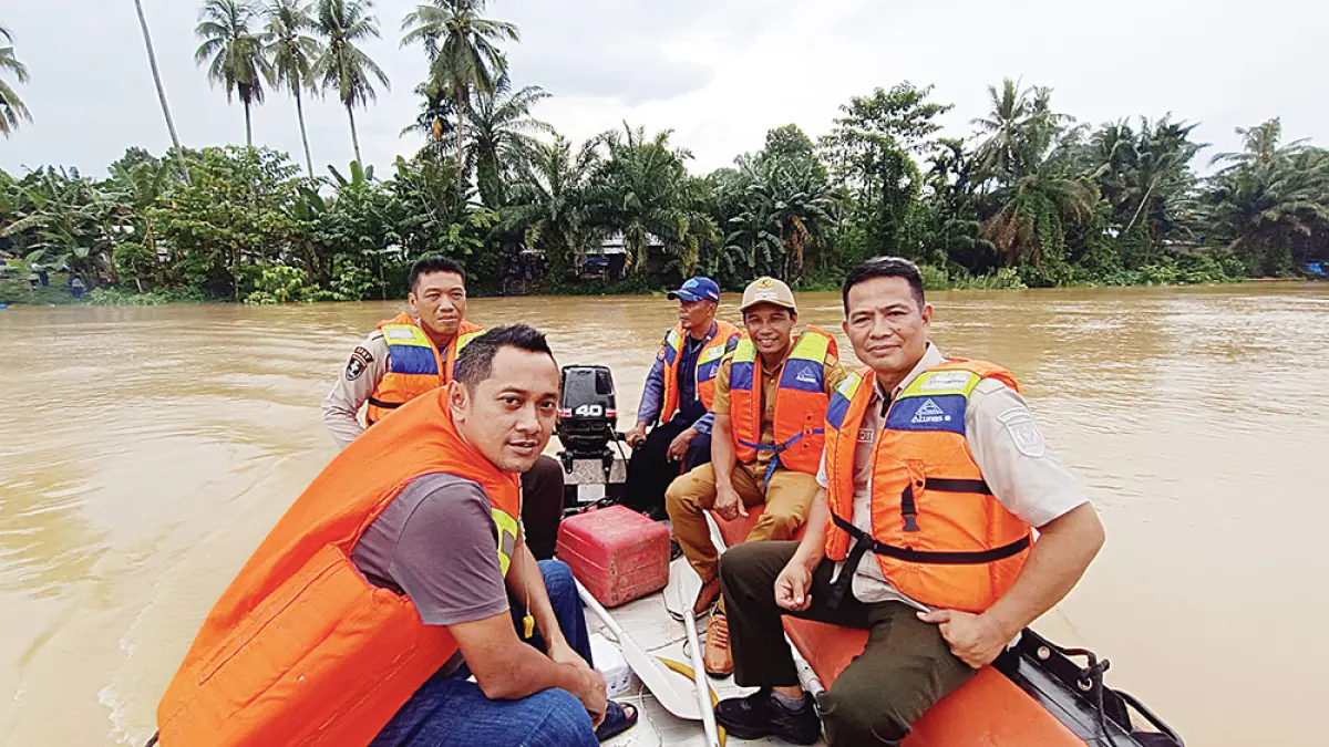 PENCARIAN KORBAN: Kalaksa BPBD Kabupaten Inhu Mulyadi (kanan) bersama personel saat melakukan pencarian korban, Senin (18/5/2026). (FOTO BPBD INHU UNTUK RIAU POS)