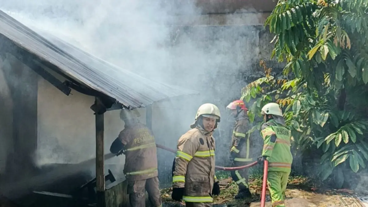 Petugas melakukan upaya pemadaman rumah petak dan mobil pick up yang terbakar di Jalan Mesjid Sirathal Mustakim, RT 004 RW 014, Kelurahan Tangkerang Tengah, Kecamatan Marpoyan Damai, Pekanbaru, Selasa (19/5/2026) pagi. (Damkar Pekanbaru untuk Riaupos.co)