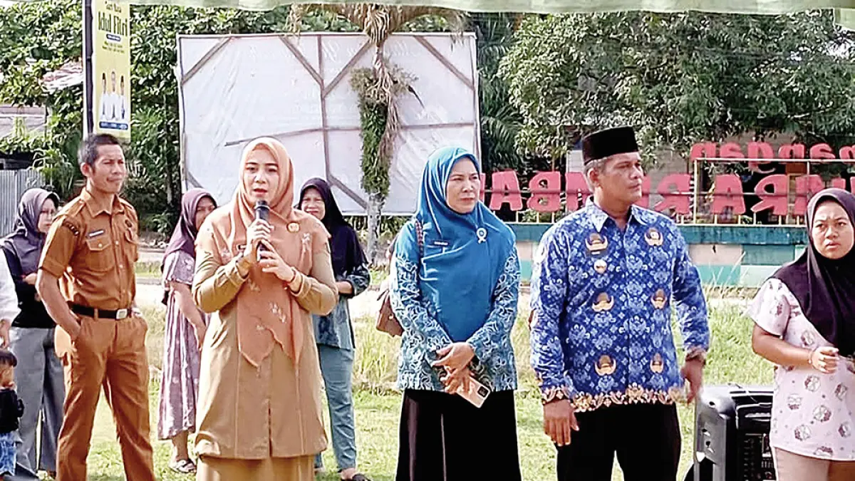 Plt Kadis Perindag Rohul Sugesti SE MSi memberikan arahan sekaligus membuka secara resmi kegiatan Operasi Pasar Murah di halaman Kantor Camat Rambah Hilir, Senin (18/5/2026). (DINAS KOMINFO ROHUL UNTUK RIAU POS)