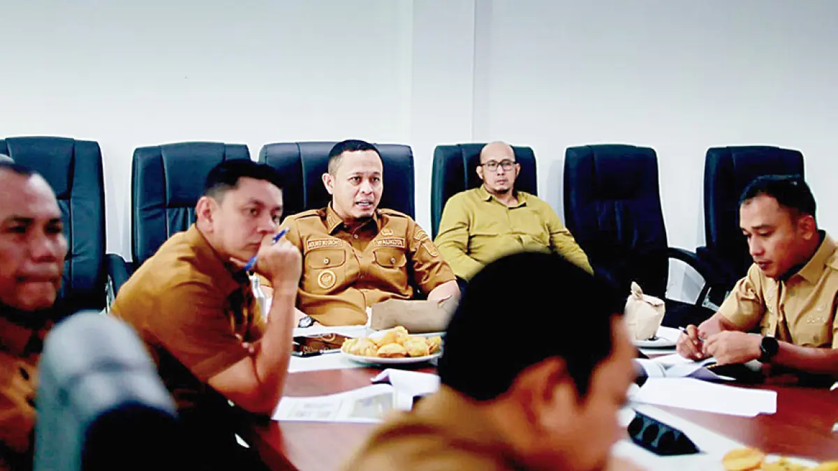RAPAT: Wali Kota Pekanbaru Agung Nugroho memimpin rapat dengan kepala OPD membahas keluhan-keluhan warga di Kantor TRC 112, Senin (18/5/2026). PEMKO PEKANBARU UNTUK RIAU POS

