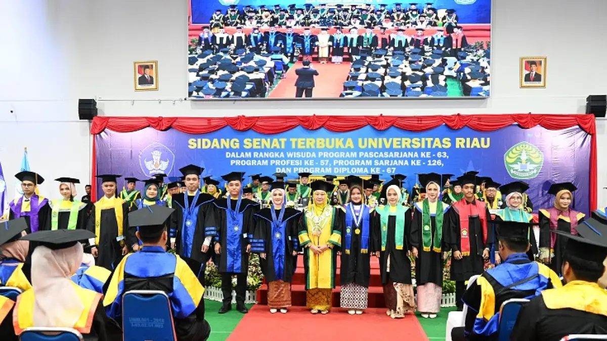 Rektor Prof Dr Sri Indarti SE MSi foto bersama dengan para lulusan terbaik, Selasa (19/5/2026).(Humas Unri untuk Riau Pos)