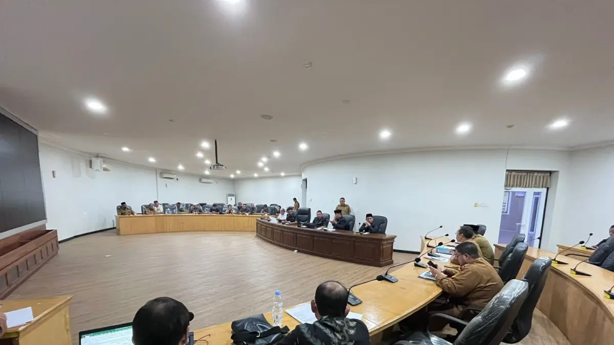 Suasana rapat dengar pendapat Komisi IV DPRD Kampar terkait matinya puluhan ton ikan keramba Sungai Tapung di Ruang Rapat Banggar DPRD Kampar, Bangkinang, Senin (18/5/2026). Kamaruddin/Riau Pos
