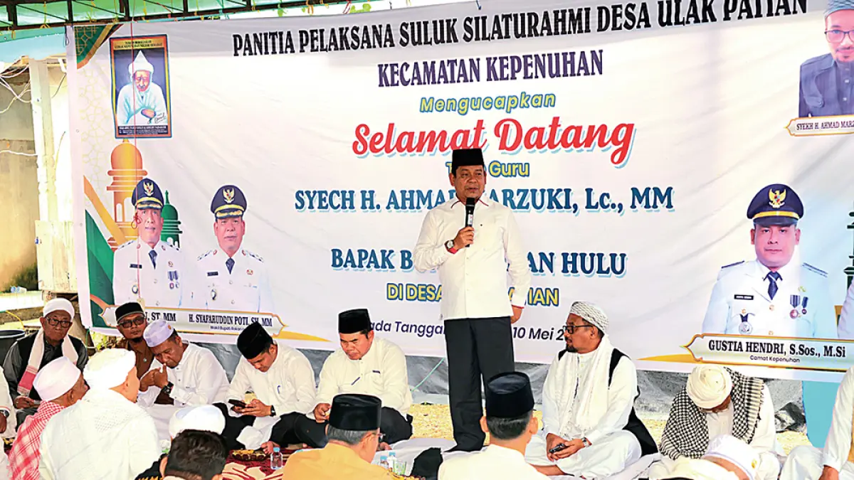 Wabup Rohul H Syafaruddin Poti SH MM memberikan sambutan sekaligus menutup acara Suluk Silaturrahmi di Madrasah Suluk Desa Ulak Patian, Kecamatan Kepenuhan, baru-baru ini. (DINAS KOMINFO ROHUL UNTUK RIAU POS)