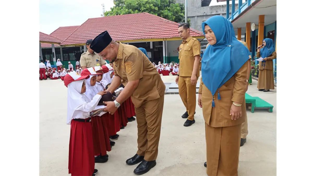 Wabup Siak Syamsurizal membagikan seragam sekolah secara simbolis di SD Negeri 05 Kampung Dalam, Siak Sriindrapura, Senin (18/5/2026). (DISKOMINFO SIAK UNTUK RIAU POS)