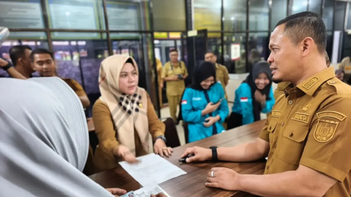 Wako Pekanbaru Agung Nugroho berbincang dengan warga saat sidak pelayanan di Kantor Camat Marpoyan Damai Pekanbaru, Selasa (19/5/2026). (M ALI NURMAN/RIAUPOS.CO)