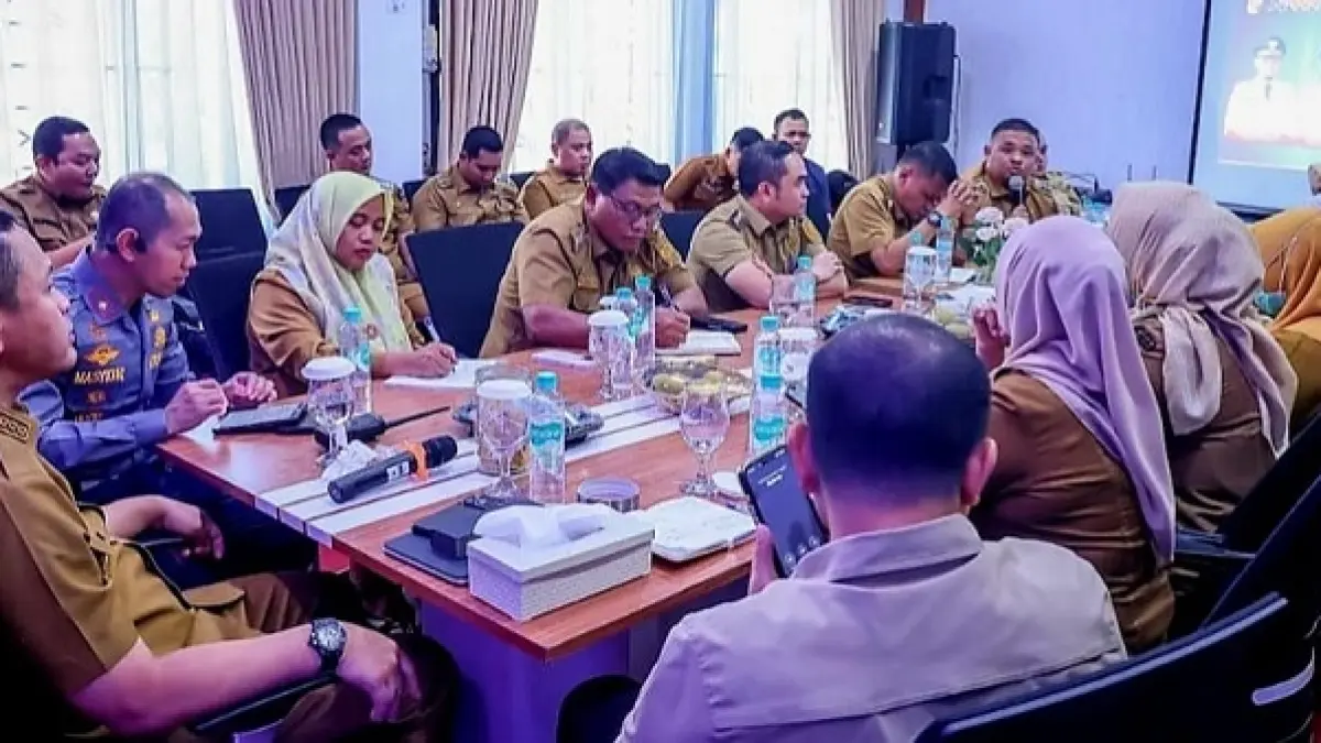 Wako) Pekanbaru Agung Nugroho menggelar rapat koordinasi bersama seluruh camat di Kantor Kecamatan Marpoyan Damai, Jalan Arifin Ahmad, Selasa (19/5/2026). (Joko Susilo/Riaupos.co)