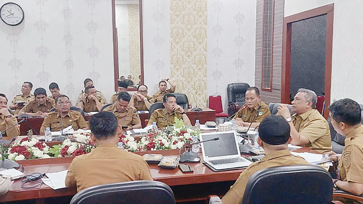 Bupati Rohul Anton memberikan arahan dan penegasan kepada kepala OPD terkait untuk melakukan optimalisasi penerimaan PAD dari sektor pajak dan retribusi daerah di ruang rapat Rumah Dinas Bupati Rohul, Selasa (19/5/2026). (Dinas Kominfo Rohul untuk Riau Pos)
