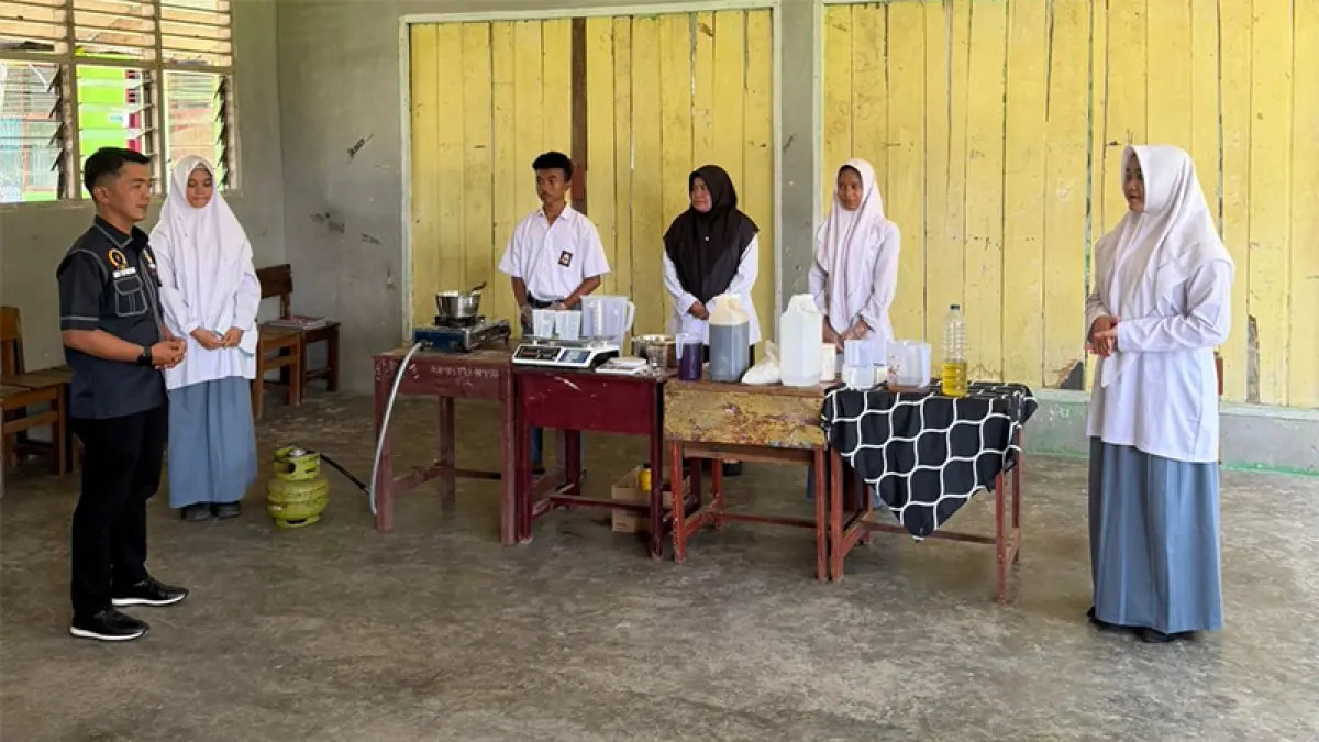 Anggota DPRD Kabupaten Kampar Eko Sutrisno menghadiri kegiatan praktik dan pemaparan hasil riset siswa MAN 5 Kuntu, Senin (18/5/2026). Tim DPRD untuk Riaupos.co
