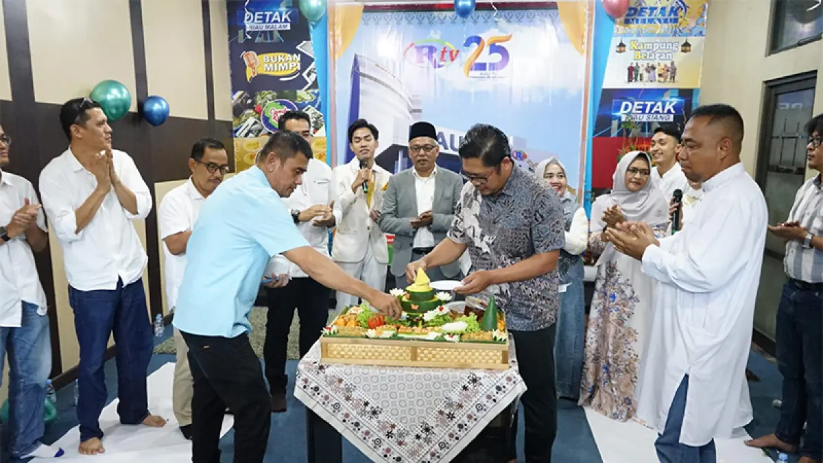 CEO Riau Pos Group Ahmad Dardiri memotong tumpeng saat HUT RTV ke-25 di Gedung RTV Jalan Soebrantas Pekanbaru, Rabu (20/5/2026). Ft Evan Gunandzar
